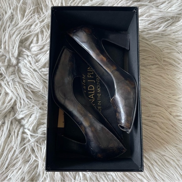 Donald J Pliner Croc Embossed Patent Leather Peep Toe Curved Heel Pumps Size 7 - Picture 9 of 10